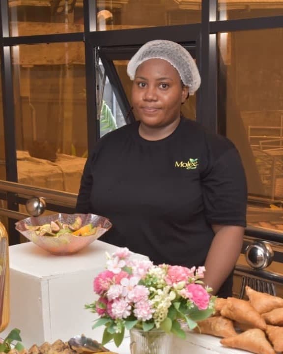 La fondatrice de Molee Foods en cuisine