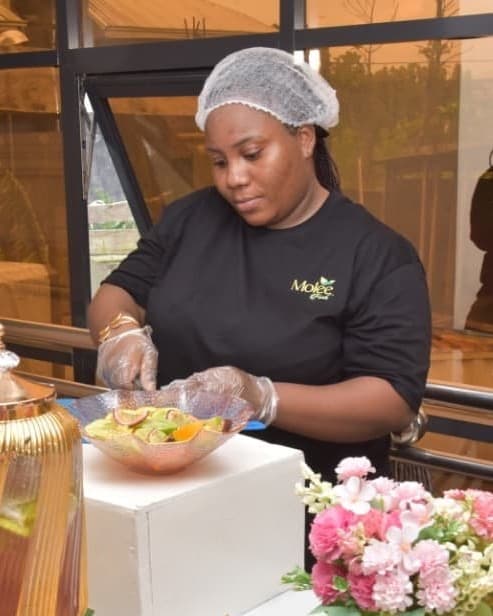 La fondatrice de Molee Foods en cuisine